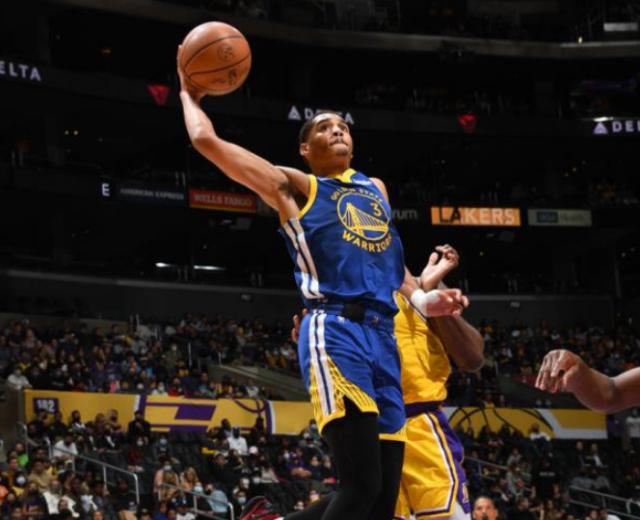 库里爆发凿沉快艇 勇士连胜之夜全队表现难称完美