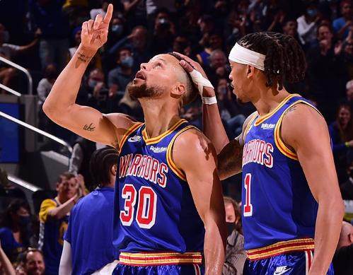 库里爆发凿沉快艇 勇士连胜之夜全队表现难称完美