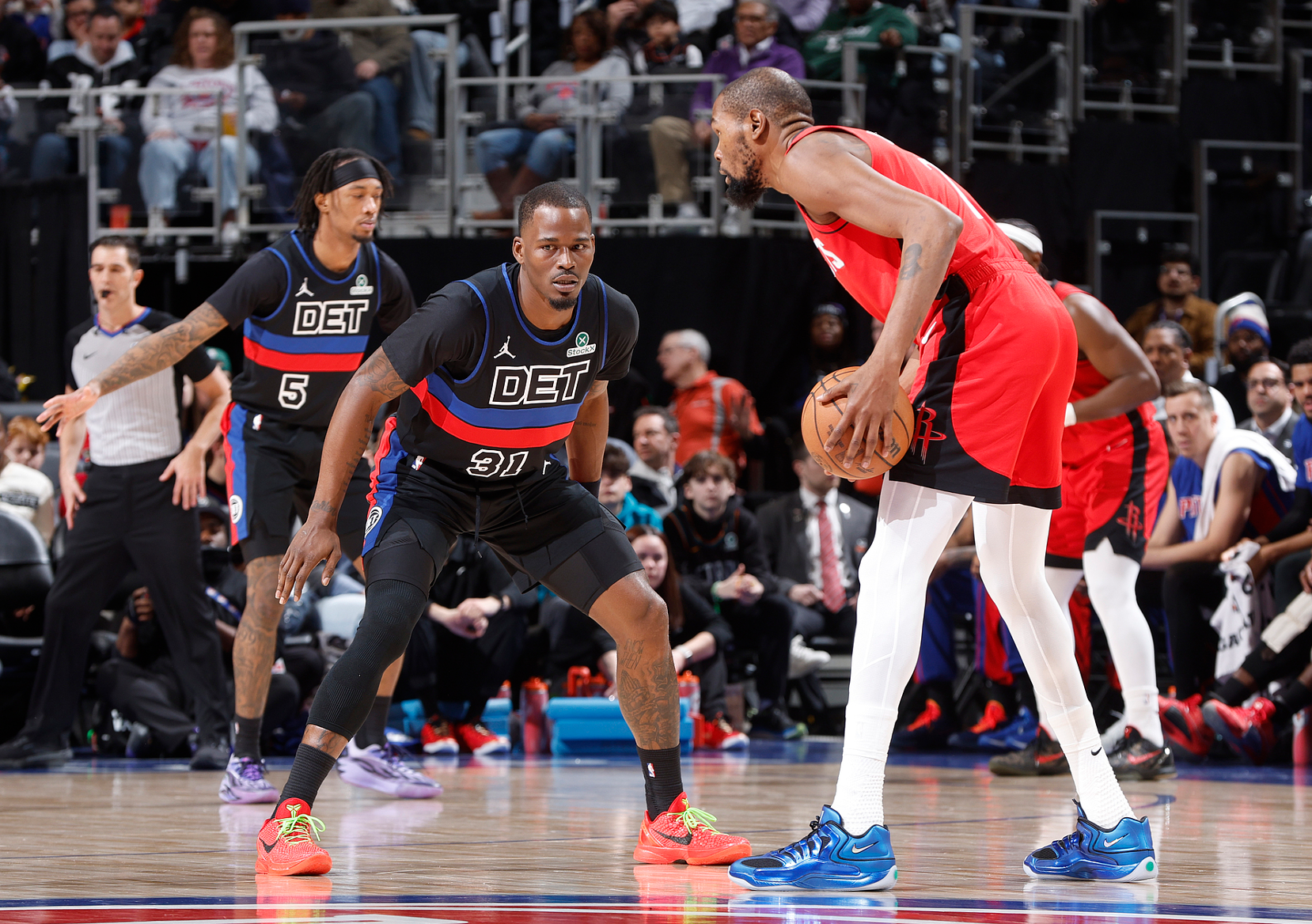 背靠背两战68分燃尽了！37岁KD不足24小时鏖战85分钟：火箭又啃老